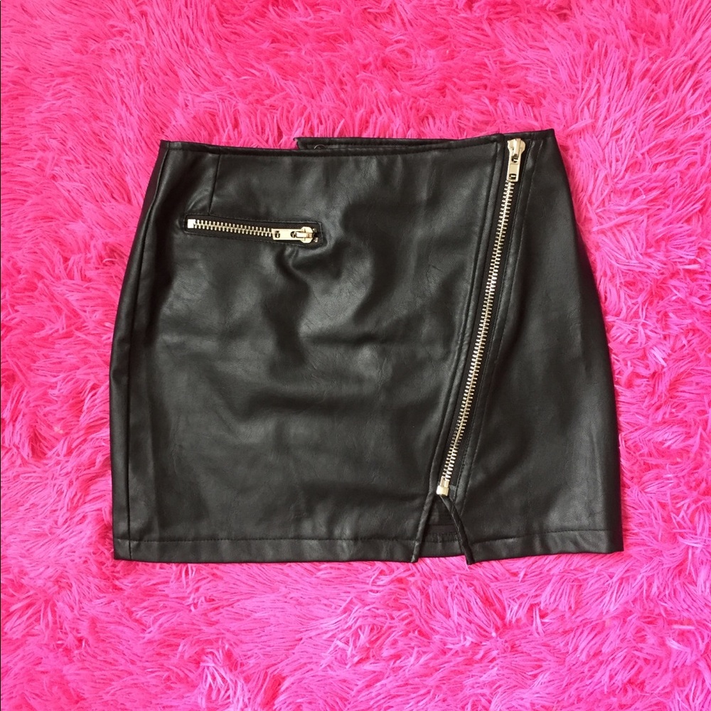 Leather skirt with zipper on the front